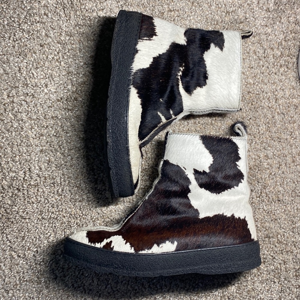 Swiss-made winter boots with black/white cowhide, sheepskin lining.